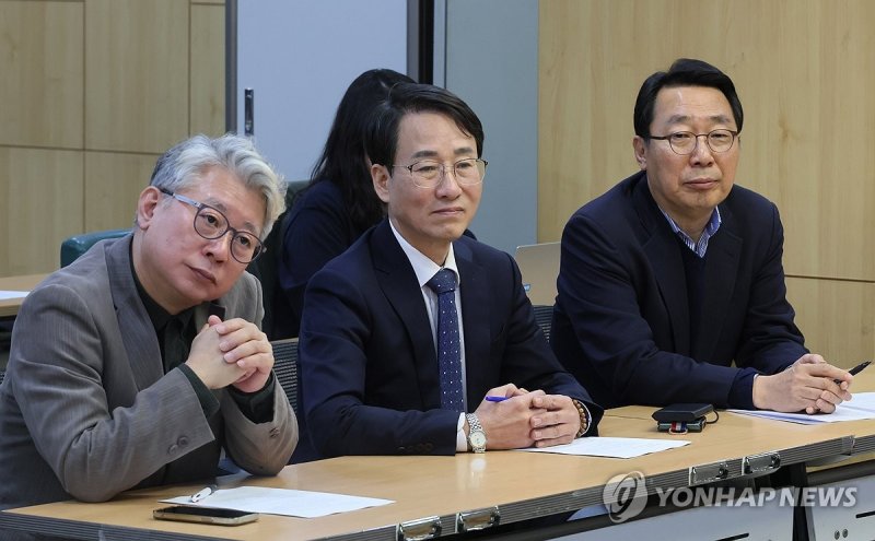 안병진 교수 발언 경청하는 '원칙과 상식' 안병진 교수 발언 경청하는 '원칙과 상식' (서울=연합뉴스) 이정훈 기자 = 더불어민주당 조응천(왼쪽부터), 이원욱, 윤영찬 의원이 3일 오후 국회 의원회관에서 열린 '원칙과 상식, 안병진 교수에게 듣는다' 간담회에서 안병진 경희대학교 미래문명원 교수의 발언을 경청하고 있다. 2023.12.3 uwg806@yna.co.kr (끝)