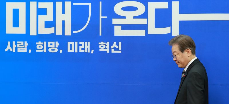 이재명 더불어민주당 대표가 지난 11일 오전 서울 여의도 국회에서 열린 최고위원회의에 참석하고 있다. 사진=뉴시스화상