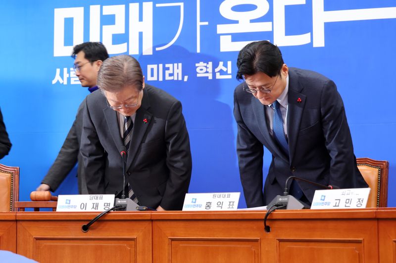 이재명 더불어민주당 대표, 홍익표 원내대표이 11일 오전 서울 여의도 국회에서 열린 최고위원회의에 참석하고 있다. 사진=박범준 기자