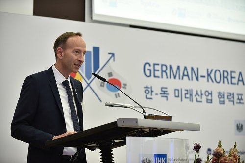 ‘한-독 미래산업 협력포럼’에서 개회사를 하고 있는 홀가 게어만 한독상공회의소 독일 회장 (사진=한독상공회의소 제공)