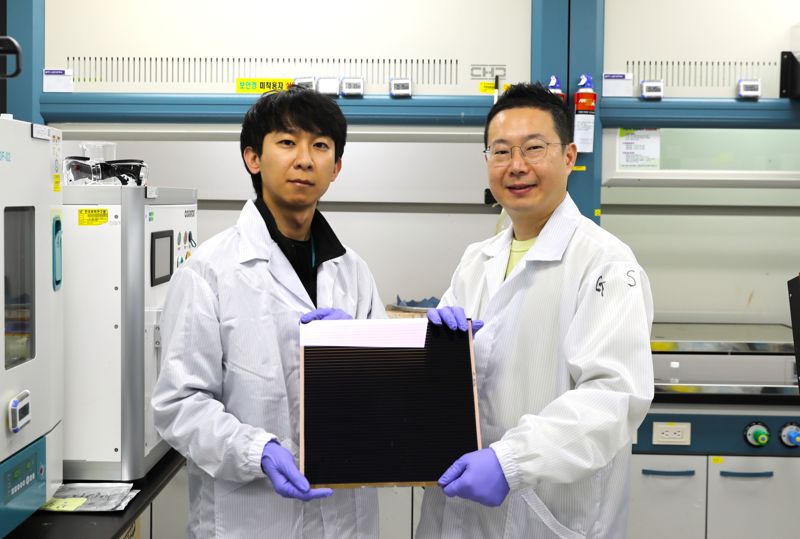 한국화학연구원 한길상 선임연구원(오른쪽)과 서유현 박사후연구원이 안전성을 확보한 페로브스카이트 태양전지를 보여주고 있다. 화학연구원 제공