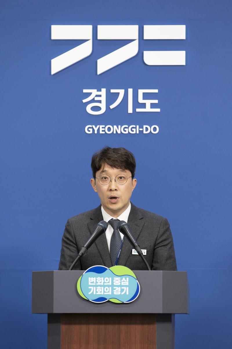 11일 오후 경기도청 브리핑룸에서 김기범 도시재생추진단장이 노후계획도시 특별법 제정 관련 경기도 입장 발표를 하고 있다.<div id='ad_body3' class='mbad_bottom' ></div> 경기도 제공