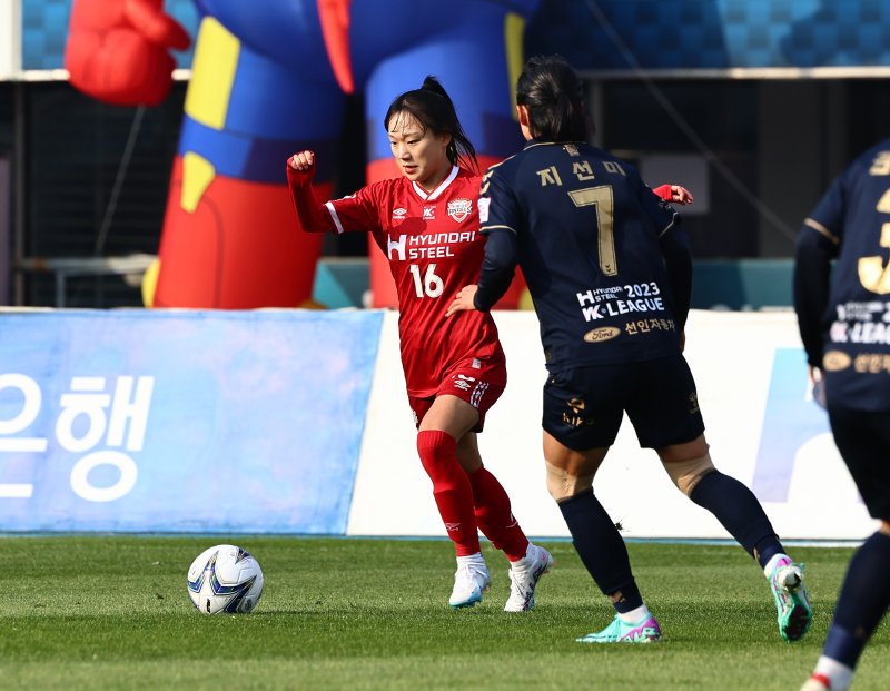 19일 오후 경기 수원종합운동장에서 열린 2023 여자실업축구 WK리그 챔피언결정전 1차전 수원FC 위민과 인천현대제철 레드엔젤스의 경기에서 인천 현대제철 장슬기가 드리블 돌파를 시도하고 있다. 2023.11.19/뉴스1 ⓒ News1 구윤성 기자