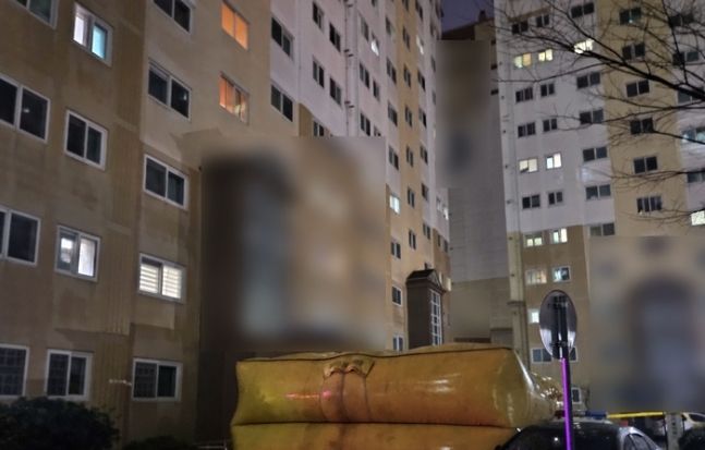 11일 경남 사천시 한 아파트에서 흉기를 들고 인질극을 벌인 20대 남성이 경찰에 붙잡혔다. 연합뉴스]
