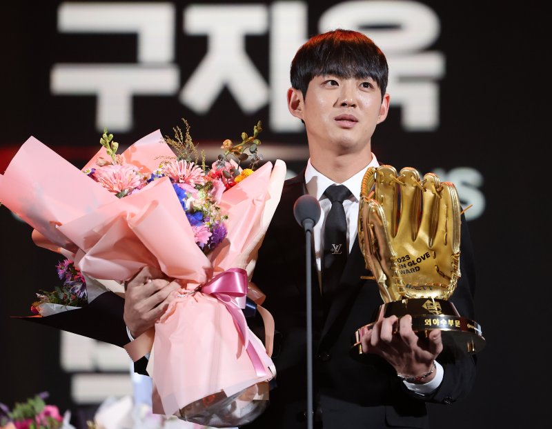 구자욱(삼성 라이온즈)이 11일 오후 서울 강남구 코엑스에서 열린 ‘2023 신한은행 SOL KBO 골든글러브 시상식’에서 외야수 부문 골든글러브를 수상한 뒤 소감을 말하고 있다. 2023.12.11/뉴스1 ⓒ News1 김진환 기자