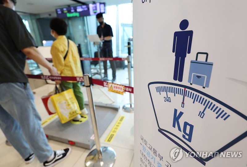지난 8월28일 오전 김포공항 국내선에서 대한항공 측이 휴대수하물 포함 승객 표준중량을 측정하고 있다./사진=연합뉴스