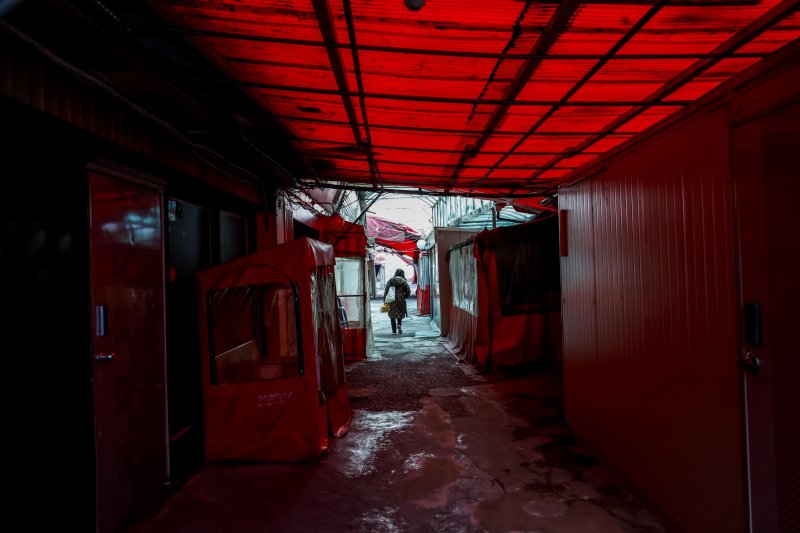 [서울=뉴시스] 정병혁 기자 = 서울 성북구 하월곡동 성매매집결지(속칭 미아리 텍사스)가 재개발로 폐쇄될 예정이다. 지난 10월부터 주민 이주가 시작되어 2024년 초까지 마무리하는 것을 목표로 잡고 있다. 다만 성매매 업주 등 사업자들은 이주기간이 아직 정해지지 않은 상태다. 시민단체는 지난 6일 기자회견을 열고 집결지가 폐쇄되면 성매매 여성들의 자활을 위해 주거비 지원이 필요하다고 주장했다. 사진은 7일 재개발이 예정된 서울 성북구 하월곡동 88번지 일대의 모습. 2023.12.07. jhope@newsis.com