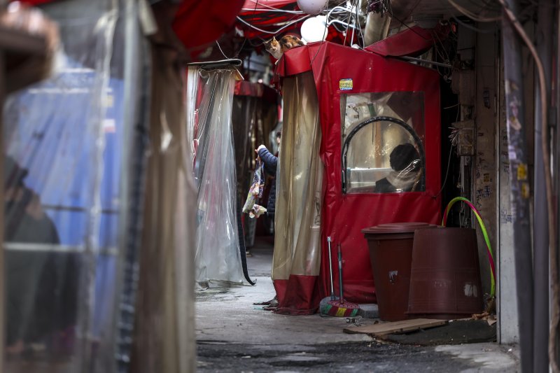 [서울=뉴시스] 정병혁 기자 = 서울 성북구 하월곡동 성매매집결지(속칭 미아리 텍사스)가 재개발로 폐쇄될 예정이다. 지난 10월부터 주민 이주가 시작되어 2024년 초까지 마무리하는 것을 목표로 잡고 있다. 다만 성매매 업주 등 사업자들은 이주기간이 아직 정해지지 않은 상태다. 시민단체는 지난 6일 기자회견을 열고 집결지가 폐쇄되면 성매매 여성들의 자활을 위해 주거비 지원이 필요하다고 주장했다. 사진은 7일 재개발이 예정된 서울 성북구 하월곡동 88번지 일대의 모습. 2023.12.07. jhope@newsis.com