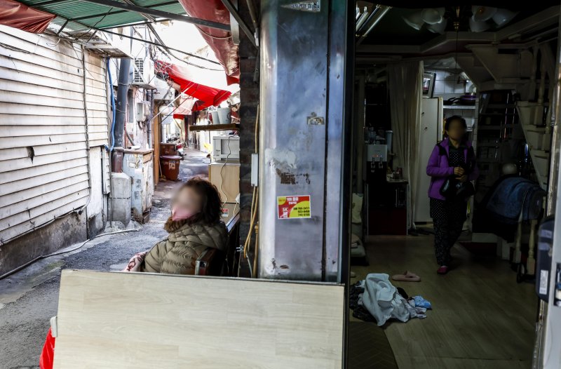 [서울=뉴시스] 정병혁 기자 = 서울 성북구 하월곡동 성매매집결지(속칭 미아리 텍사스)가 재개발로 폐쇄될 예정이다. 사진은 지난 7일 재개발이 예정된 서울 성북구 하월곡동 88번지 일대의 모습. 2023.12.07. jhope@newsis.com