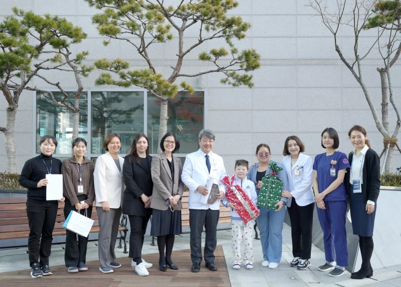 해운대백병원 의료진과 샤를밭 [해운대백병원 제공. 재판매 및 DB금지]