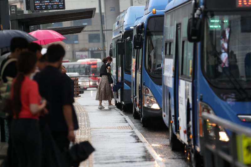 [서울=뉴시스] 조성우 기자 = 서울 중구 서울역 버스종합환승센터에서 시민이 버스를 타고 있다. 2023.08.11. xconfind@newsis.com