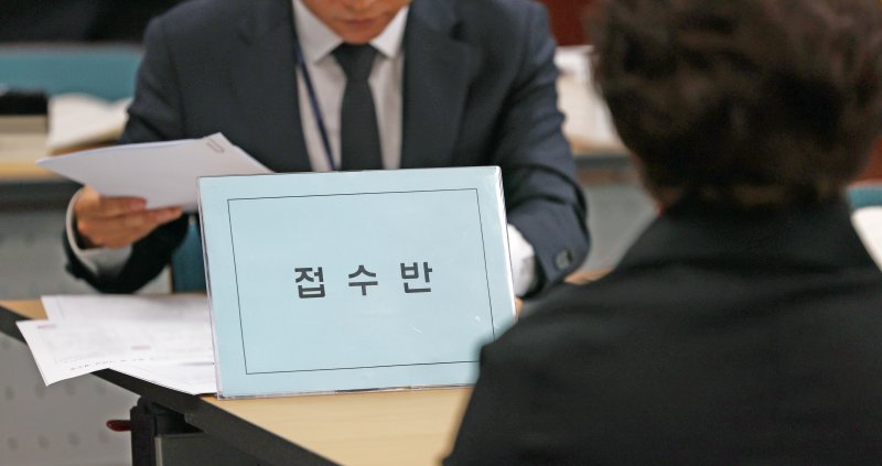 12일 강원 춘천시선거관리위원회에서 제22대 총선 예비후보자 등록이 이뤄지고 있다. 연합뉴스