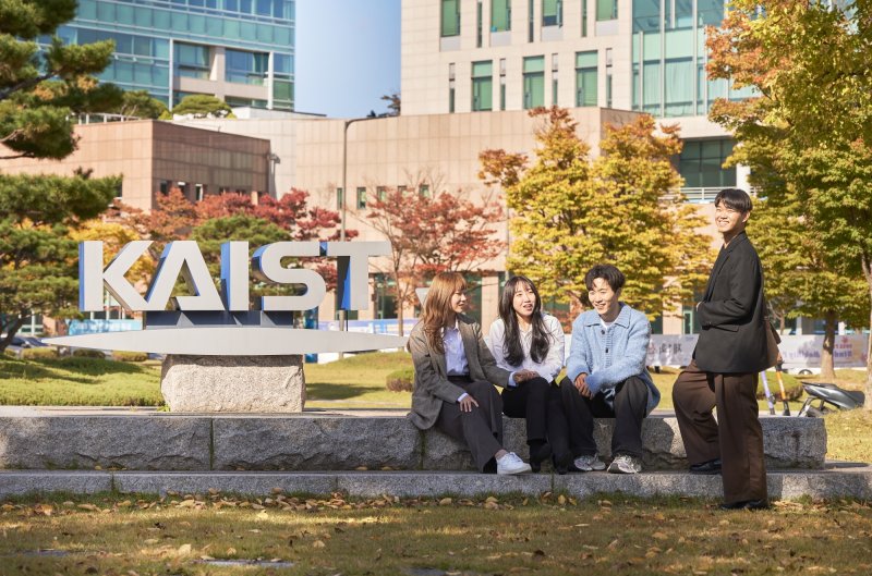 KAIST 학생들이 교정에서 기념촬영을 하고 있다.(KAIST 제공)/뉴스1