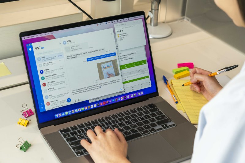 [서울=뉴시스] SK텔레콤은 이동통신 3사, 삼성전자가 제공하는 3세대 문자 규격(RCS) 기반 문자 서비스인 채팅플러스를 PC 버전으로 출시한다고 12일 밝혔다. 사진은 맥 OS에도 호환되는 채팅플러스 이용 모습 (사진=SK텔레콤 제공) *재판매 및 DB 금지