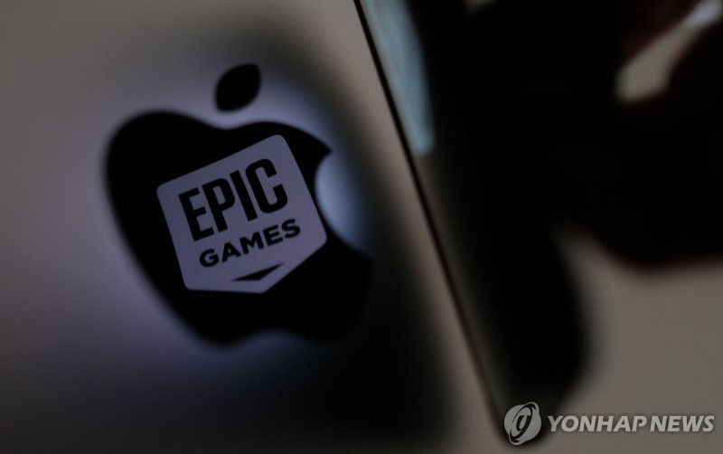 에픽 게임즈 로고 (FILES) This illustration photo shows the Epic Games logo reflecting onto the Apple logo of the back of an I-mac in Los Angeles on May 3, 2021. Epic Games, the maker of Fortnite, won a major US court battle against Google on December 11, when a jury decided that the search engine giant wie