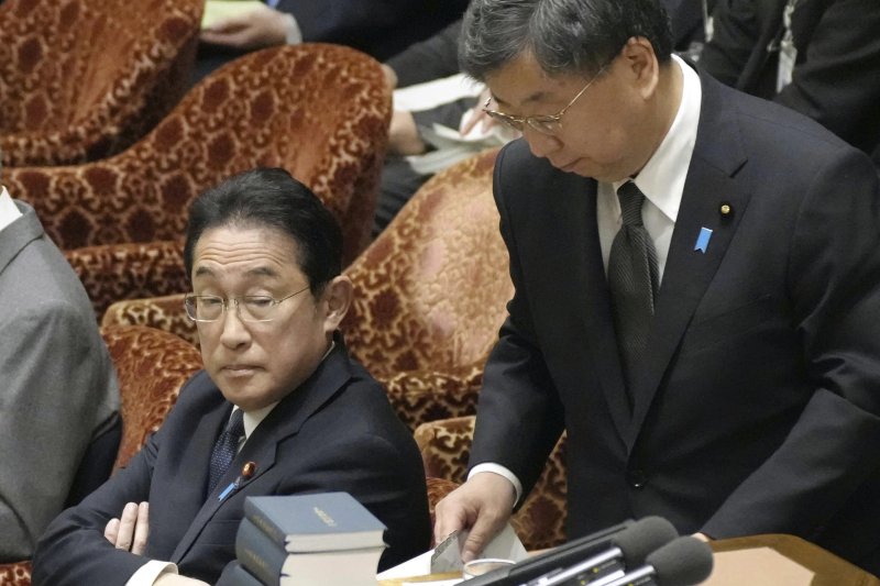 [도쿄=AP/뉴시스]기시다 후미오(岸田文雄) 일본 총리가 비자금 의혹에 휩싸인 집권 자민당 최대 파벌 아베파 관련 인사를 이르면 14일 실시하는 방향으로 검토하고 있다고 현지 언론들이 보도했다. 사진은 지난 8일 일본 도쿄 국회에서 열린 중의원(하원) 예산위원회에서 기시다 총리(왼쪽)가 답변을 준비하는 마쓰노 히로카즈 관방장관을 지켜보고 있는 모습. 2023.12.12. /사진=뉴시스