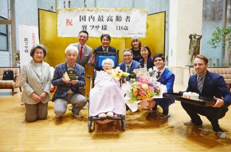 일본 오사카에 거주하는 다쓰미 후사(중앙)씨가 116세를 맞아 피카츄 인형과 함께 기념 촬영을 하고 있다. 일본 최고령자였던 그는 2023년 12월12일 타계했다.뉴스1