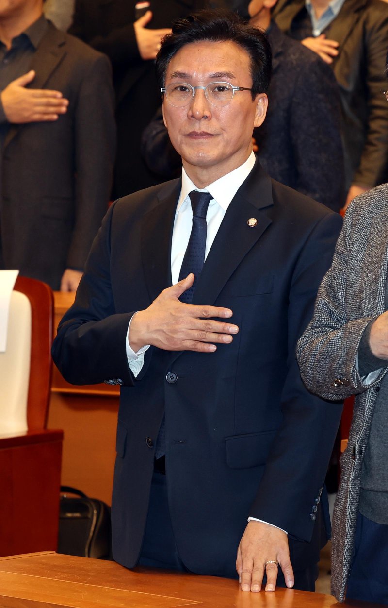 [서울=뉴시스] 조성봉 기자 = 29일 오후 서울 여의도 국회 도서관에서 열린 김민석 더불어민주당 의원 출판기념회에서 김 의원이 국민의례를 하고 있다. 2023.11.29. suncho21@newsis.com