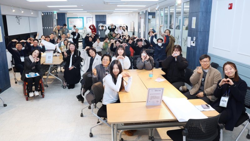 [안성=뉴시스] 안성시, '모두의 안녕을 위한 시민 공론장' 참석자들이 기념사진을 찍고 있다. (사진 = 안성시 제공)