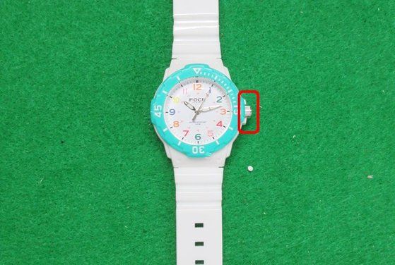 어린이용 손목시계 '포체 플레이어'의 시간 조절 핀에서는 기준치의 271.8배에 달하는 납이 검출됐다. 사진 소비자24