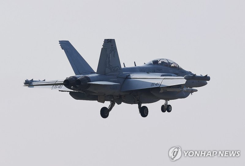 착륙하는 그라울러 전자전기 착륙하는 그라울러 (평택=연합뉴스) 홍기원 기자 = 한미 연합공중훈련 '비질런트 디펜스'(Vigilant Defence)가 시작된 30일 경기도 평택시 주한미공군 오산기지에서 전자전기 EA-18 그라울러가 착륙하고 있다. 2023.10.30 xanadu@yna.co.kr (끝)