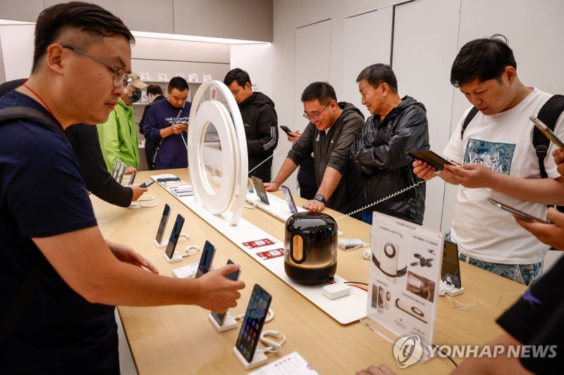 중국 베이징의 한 화웨이 매장에서 지난 여름 방문객들이 '메이트 60 프로' 등 최신 스마트폰 기종을 살펴보고 있다. EPA연합뉴스