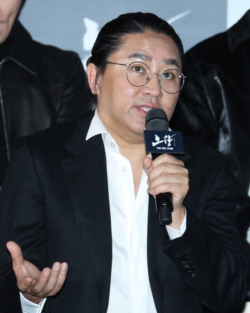 김한민 감독이 12일 서울 송파구 롯데시네마 월드타워에서 열린 영화 '노량:죽음의 바다' 언론시사회에서 취재진 질문에 답하고 있다. '노량: 죽음의 바다'는 임진왜란 발발 후 7년, 조선에서 퇴각하려는 왜군을 완벽하게 섬멸하기 위한 이순신 장군의 최후의 전투를 그린 작품이다. 2023.12.12/뉴스1 ⓒ News1 권현진 기자