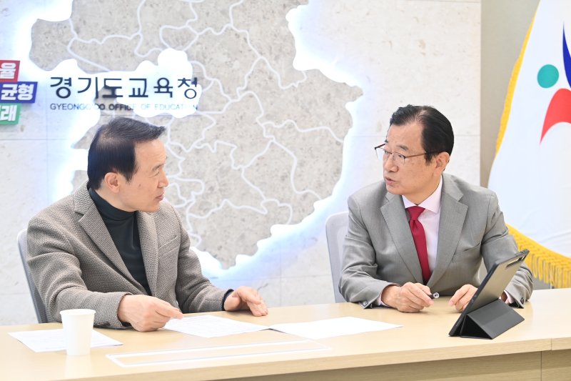 임태희 경기도교육감(왼쪽)과 이현재 하남시장이 12일 경기도교육청에서 만남을 갖고 하남교육지원청 신설에 대해 논의하고 있다. 하남시 제공