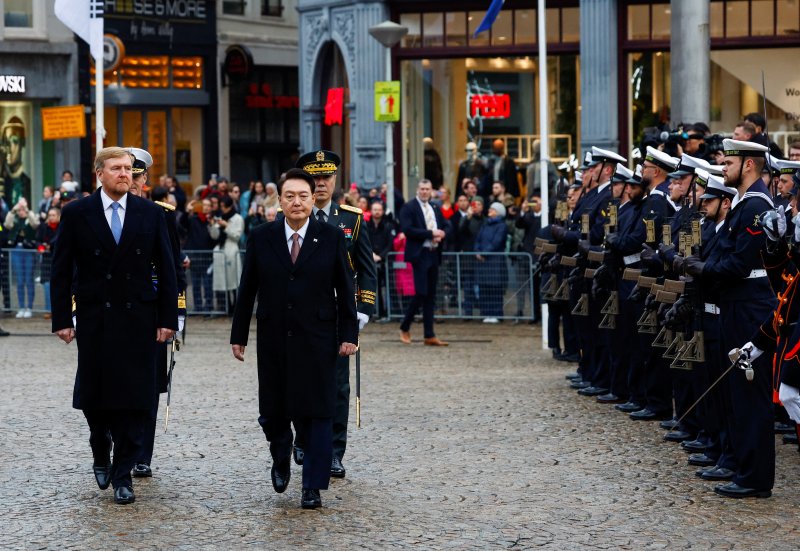 윤석열 대통령이 12일 오전(현지시간) 네덜란드 암스테르담 담(Dam) 광장에서 열린 국빈 방문 공식환영식에서 빌렘-알렉산더 국왕 안내로 의장대를 사열하고 있다. 2023.12.12/뉴스1 ⓒ 로이터=뉴스1 ⓒ News1 정지형 기자