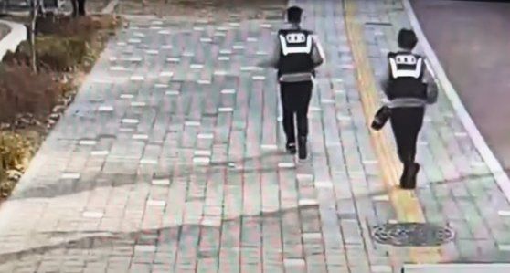 A씨가 서울 구파발역으로 향한다는 무전을 받고 뛰어가는 경찰관들. 사진 경찰청 유튜브 캡처