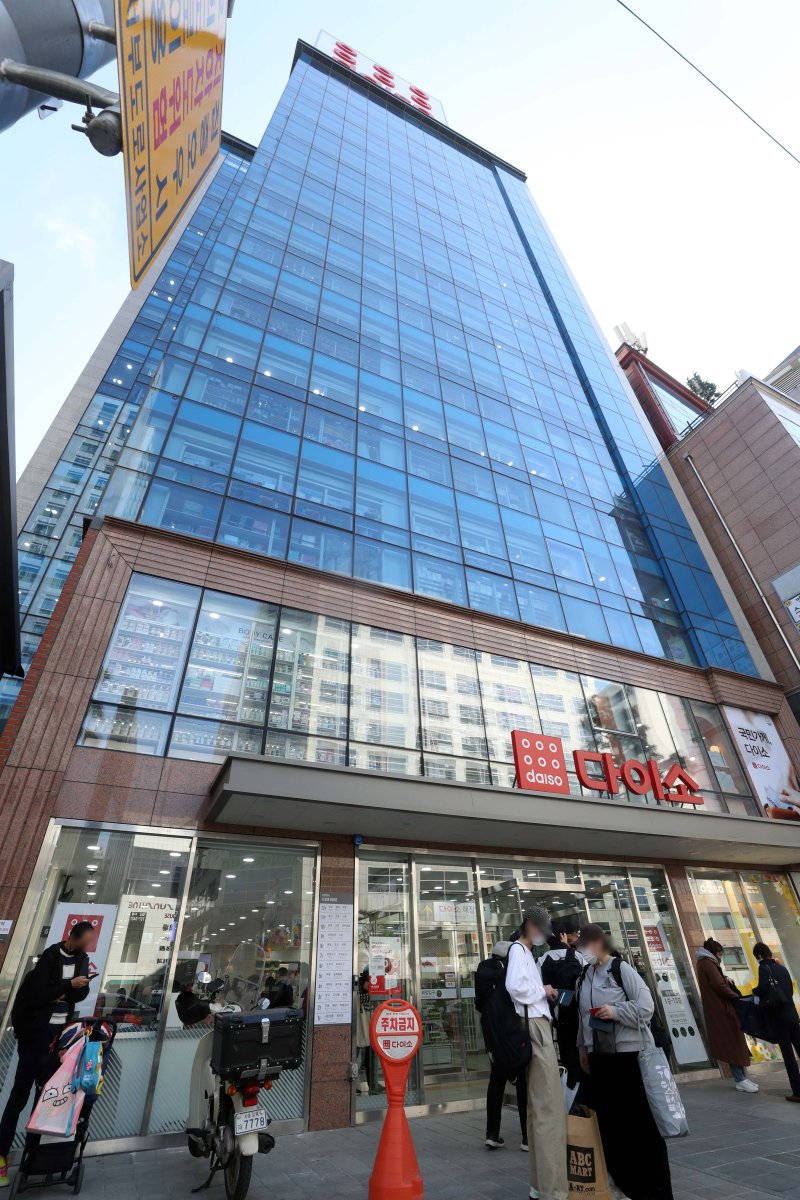 [서울=뉴시스] 조성봉 기자 = 코로나19 이후 문을 닫았던 다이소 명동역점이 지난 1일 영업을 재개했다. 사진은 14일 오후 서울 중구 다이소 명동역점 모습. 2023.03.14. suncho21@newsis.com