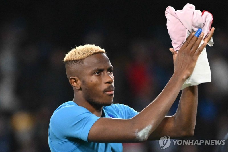추가골 넣은 빅터 오시멘 Napoli's Nigerian forward #09 Victor Osimhen celebrates after winning 2-0 the UEFA Champions League 1st round day 6 Group C football match Napoli vs Sporting Braga at the Diego Armando Maradona stadium in Naples on December 12, 2023. (Photo by Alberto PIZZOLI / AFP)