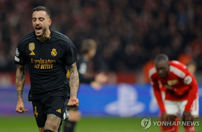 멀티골로 레알 마드리드 전승에 이바지한 조셀루 TOPSHOT - Real Madrid's Spanish forward #14 Joselu celebrates scoring the 1-2 during the UEFA Champions League group C football match between Union Berlin and Real Madrid in Berlin, on December 12, 2023. (Photo by Odd ANDERSEN / AFP)