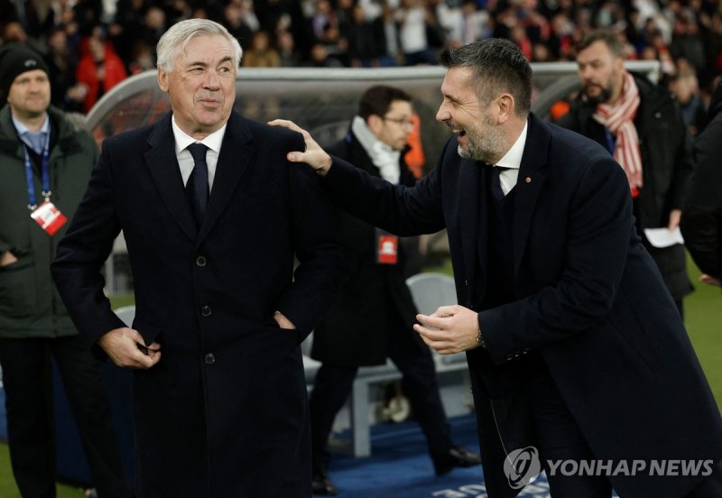 U베를린 감독 '안첼로티 영감님, 욕심도 많으셔요' TOPSHOT - Real Madrid's Italian coach Carlo Ancelotti (L) jokes with Union Berlin's Croatian head coach Nenad Bjelica ahead the UEFA Champions League group C football match between Union Berlin and Real Madrid in Berlin, on December 12, 2023. (Photo by Odd ANDERSEN / AFP
