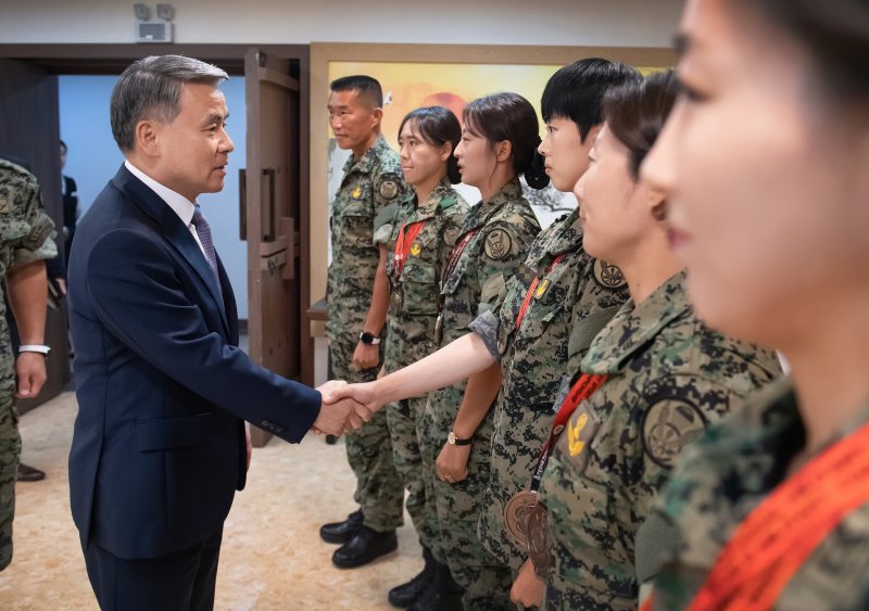 이종섭 국방부 장관이 31일 서울 용산구 국방컨벤션에서 '2023 국제군인체육연맹(CISM) 고공강하대회' 종합우승을 차지한 우리 육군특수전사령부 소속 여군 대표팀을 만나 격려하고 있다.(국방부 제공) 2023.7.31/뉴스1