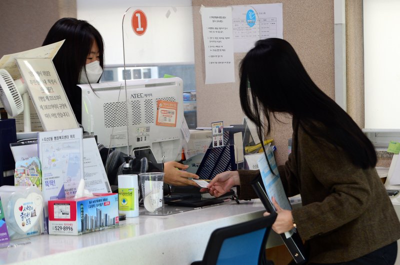 행정 업무를 보는 민원인. (사진은 기사 내용과 무관함). 뉴스1