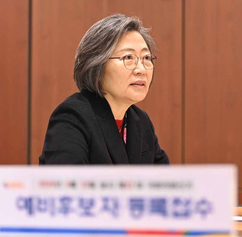 제22대 국회의원선거 예비후보자 등록이 진행중인 13일 경기도 수원시 영통구선거관리위원회에서 수원정 선거구에 출마하는 이수정 경기대학교 교수가 예비후보 등록을 하고 있다. 2023.12.13. /사진=뉴시스