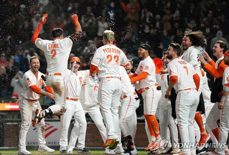 샌프란시스코 선수단 SAN FRANCISCO, CALIFORNIA - APRIL 25: Blake Sabol #2 of the San Francisco Giants celebrates his walk-off, two-run home run with teammates in the bottom of the ninth inning to defeat the St. Louis Cardinals 5-4 at Oracle Park on April 25, 2023 in San Francisco, California. Thearon W. Hende