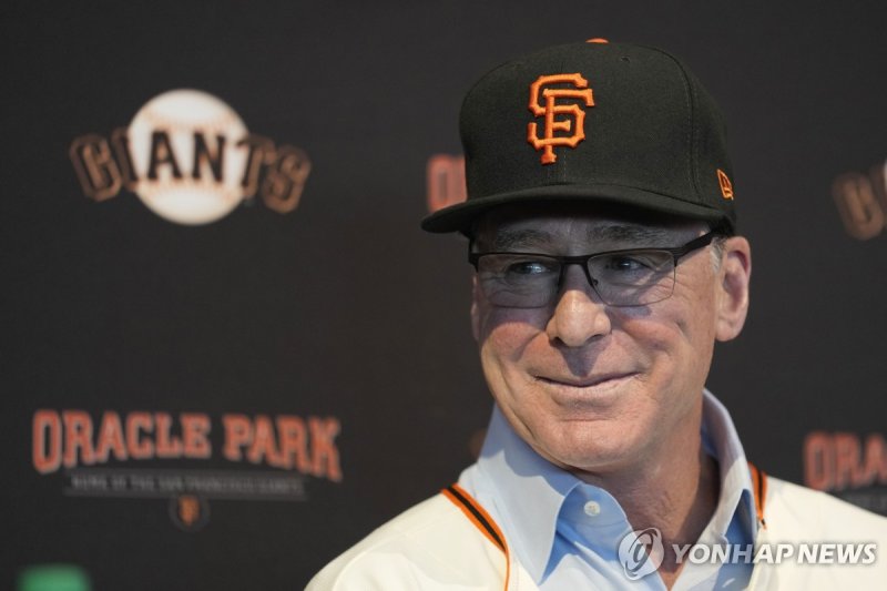샌프란시스코 밥 멜빈 감독 San Francisco Giants manager Bob Melvin listens to questions during an introductory baseball news conference at Oracle Park in San Francisco, Wednesday, Oct. 25, 2023. (AP Photo/Eric Risberg)