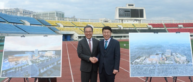 우범기 전북 전주시장(우)과 정준호 롯데쇼핑 대표이사(좌)가 13일 전북 전주시 전주종합경기장에서 열린 'MICI복합단지 변경협약체결 민·관 협력 공동선언식'에 참석해 손을 잡고 기념촬영 하고 있다. 뉴시스