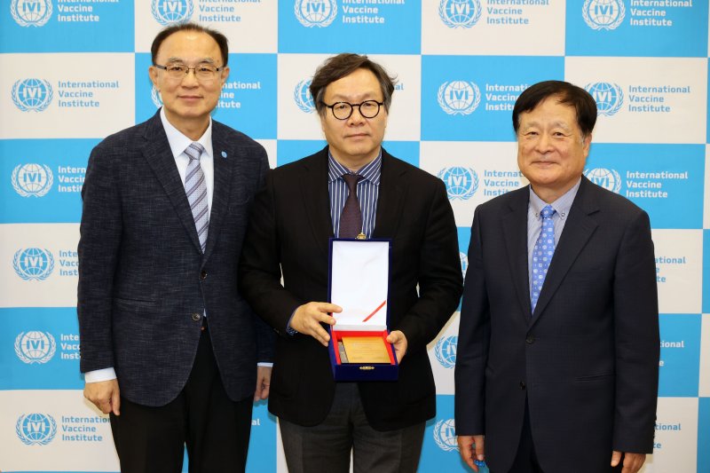 13일 서울 관악구 국제백신연구소(IVI)에서 열린 후원금 전달식에서 변동식 파이낸셜뉴스 사장(가운데), 박상철 IVI 한국후원회장(오른쪽), 한경택 IVI 사무차장이 기념촬영을 하고 있다. 사진=서동일 기자