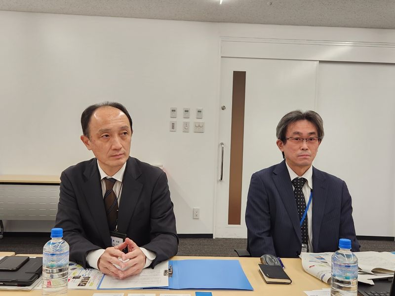 도쿄전력의 마유즈미 토모히코(왼쪽) 대변인과 이시바시 히로야키 매니저가 이달 1일 도쿄전력 본사 브리핑실에서 후쿠시마 오염수 관련 브리핑을 하고 있다.<div id='ad_body3' class='mbad_bottom' ></div> /사진=외교부 공동취재단