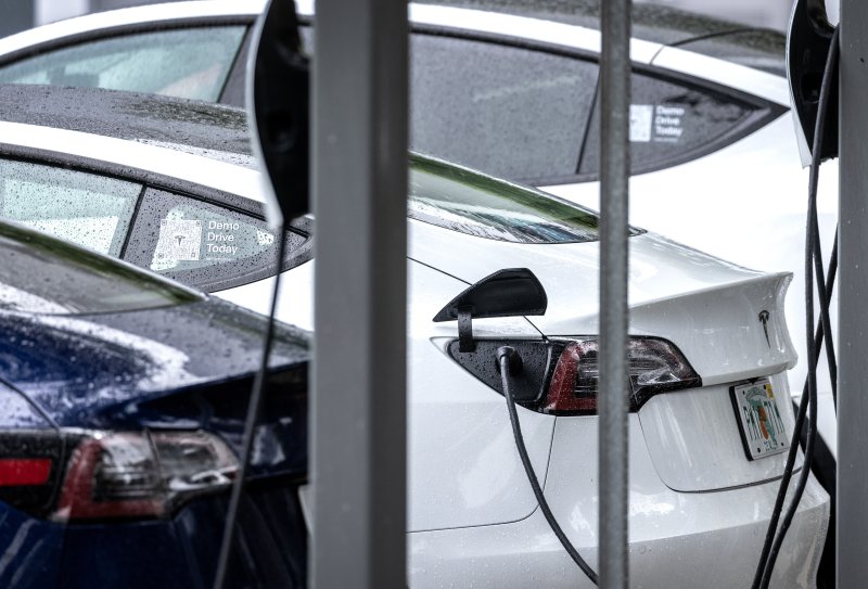 지난해 12월13일(현지시간) 미국 플로리다주 마이애미의 테슬라 매장의 충전기에서 테슬라 모델3 차량들이 충전되고 있다.EPA연합뉴스