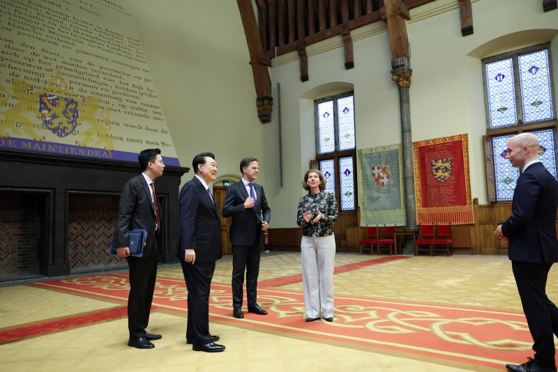 [헤이그=뉴시스] 조수정 기자 = 네덜란드를 국빈 방문 중인 윤석열 대통령과 마르크 뤼터 네덜란드 총리가 13일(현지시간) 헤이그의 116년 전 만국평화회의가 열렸던 리더잘(기사의 전당)을 방문해 관계자로부터 설명을 듣고 있다. 2023.12.13. chocrystal@newsis.com