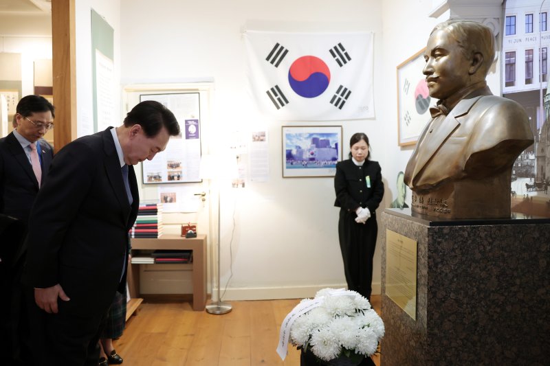 [헤이그=뉴시스] 조수정 기자 = 네덜란드를 국빈 방문중인 윤석열 대통령이 13일(현지시간) 헤이그 이준 열사 기념관에서 흉상에 묵념하고 있다. (공동취재) 2023.12.14. chocrystal@newsis.com