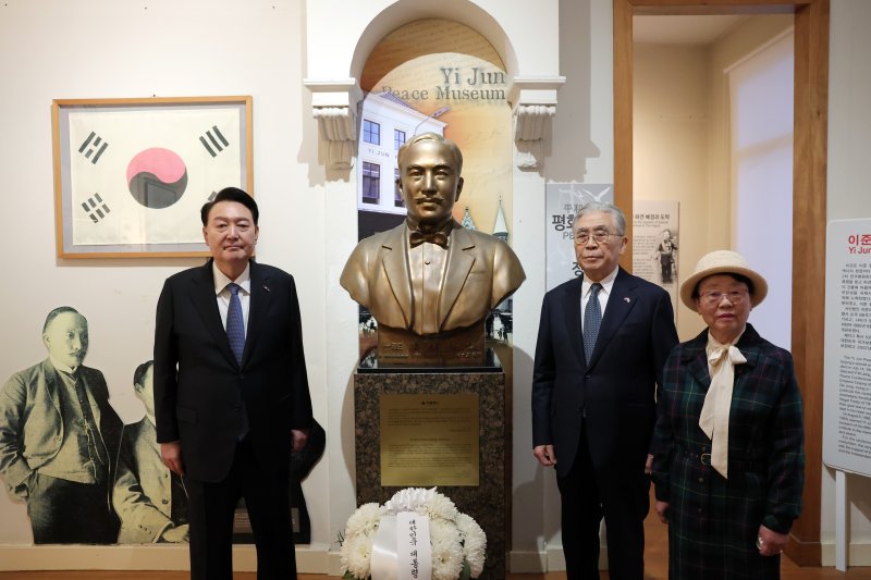 [헤이그=뉴시스] 조수정 기자 = 네덜란드를 국빈 방문중인 윤석열 대통령이 13일(현지시간) 헤이그 이준 열사 기념관을 찾아 이준 열사 흉상 옆에서 송창주(오른쪽) 기념관장, 이기항 이준아카데미 원장 부부와 기념촬영 하고 있다. (공동취재) 2023.12.14. chocrystal@newsis.com