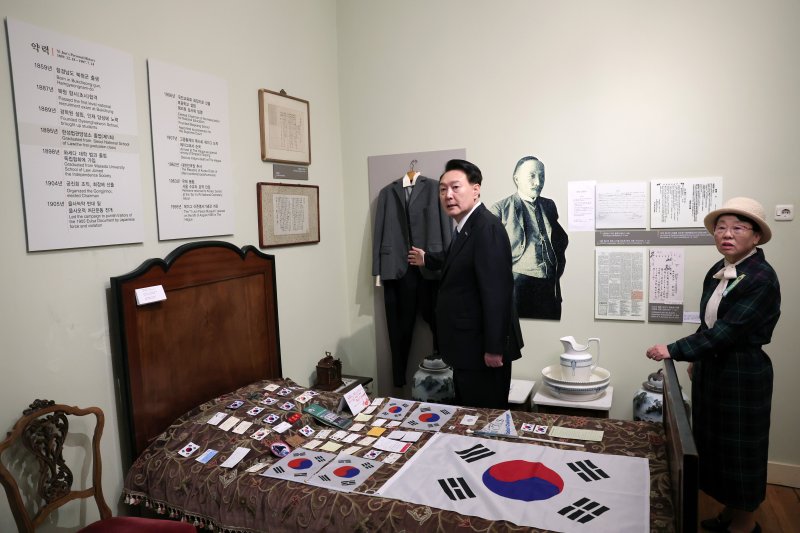[헤이그=뉴시스] 조수정 기자 = 네덜란드를 국빈 방문중인 윤석열 대통령이 13일(현지시간) 헤이그 이준 열사 기념관에서 송창주 이준열사기념관장 부부으로부터 설명을 들으며 이준 열사가 사망한 방을 살펴보고 있다. (공동취재) 2023.12.14. chocrystal@newsis.com