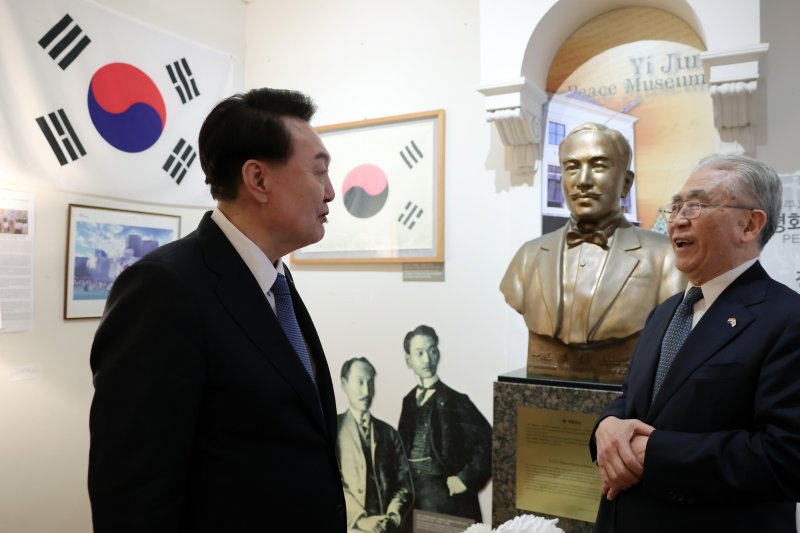 [헤이그=뉴시스] 조수정 기자 = 네덜란드를 국빈 방문중인 윤석열 대통령이 13일(현지시간) 헤이그 이준 열사 기념관을 찾아 이준 열사 흉상 옆에서 이기항 이준아카데미 원장으로부터 설명을 듣고 있다. (공동취재) 2023.12.14. chocrystal@newsis.com