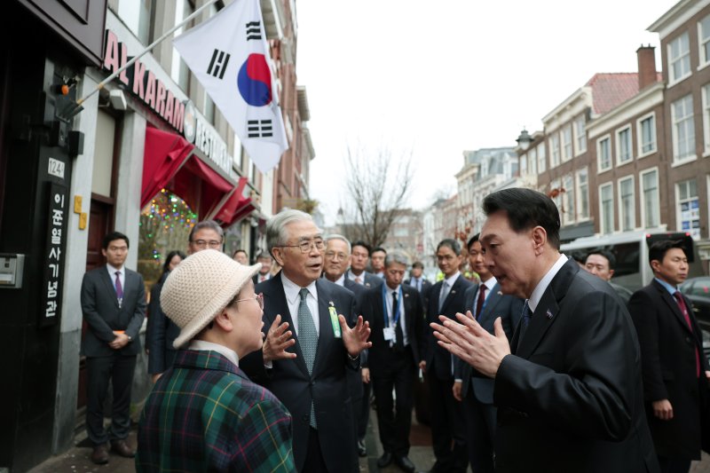 [헤이그=뉴시스] 조수정 기자 = 네덜란드를 국빈 방문중인 윤석열 대통령이 13일(현지시간) 헤이그 이준 열사 기념관을 찾아 송창주(왼쪽) 기념관장, 이기항 이준아카데미 원장 부부와 대화하고 있다. (공동취재) 2023.12.14. chocrystal@newsis.com