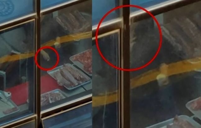 인천의 한 고깃집 주방에서 직원들이 담배를 피고 있는 모습이 포착돼 논란이 일고 있다. JTBC ‘사건반장’ 갈무리